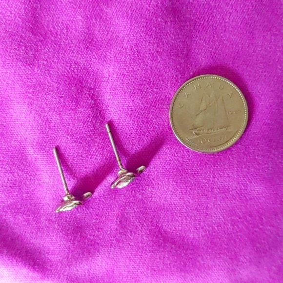 Cute Ginko leaf stud earrings. - Picture 2 of 2